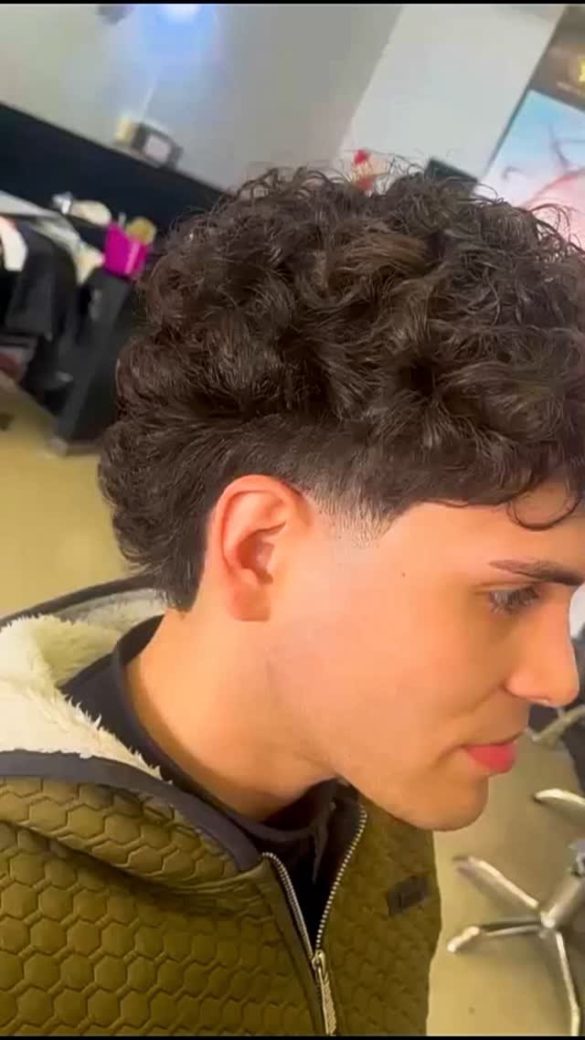 Corte masculino con rulos definidos