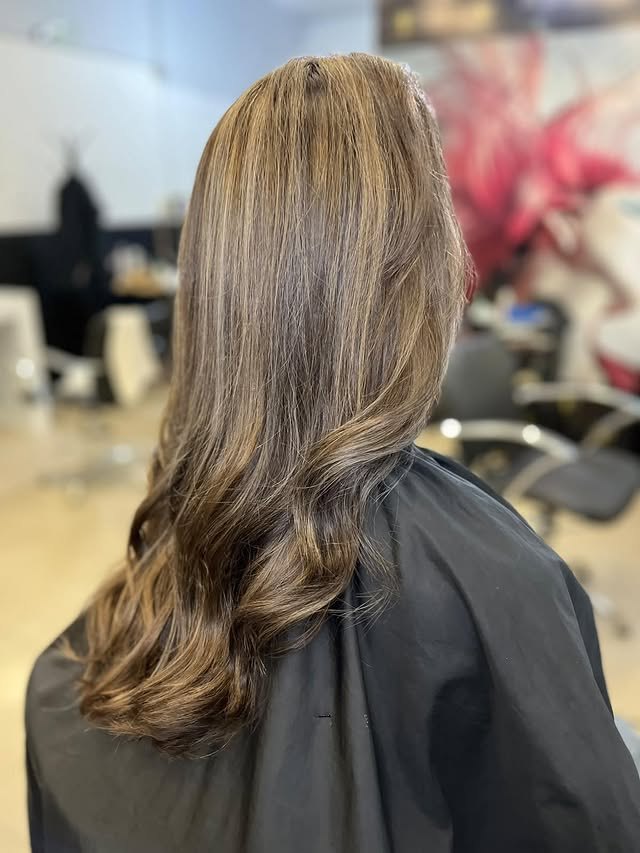 Peinado femenino con ondas y brillo
